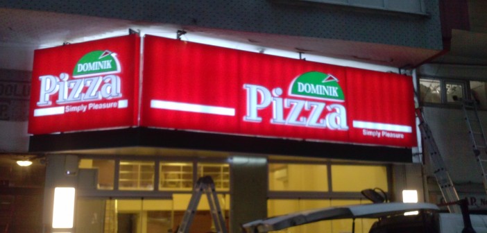Dominik Pizza Tabelası Montajı Yapılırken